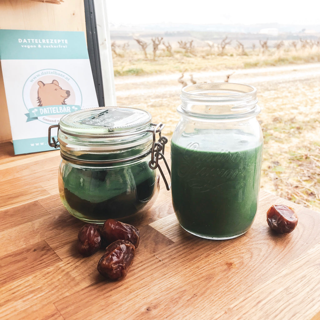 Kokos-Bananen Shake mit Spirulina und Datteln