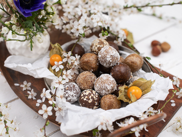 Sommerliche Superfood Dattelbällchen